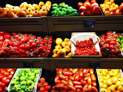 Verschiedenes Gemüse im Supermarkt Regal